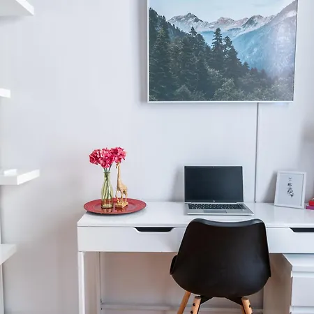 Old Town's Legend: Center With Balcony * Μαριμπόρ