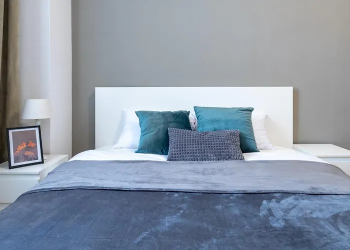 Old Town's Legend: Center With Balcony شقة *